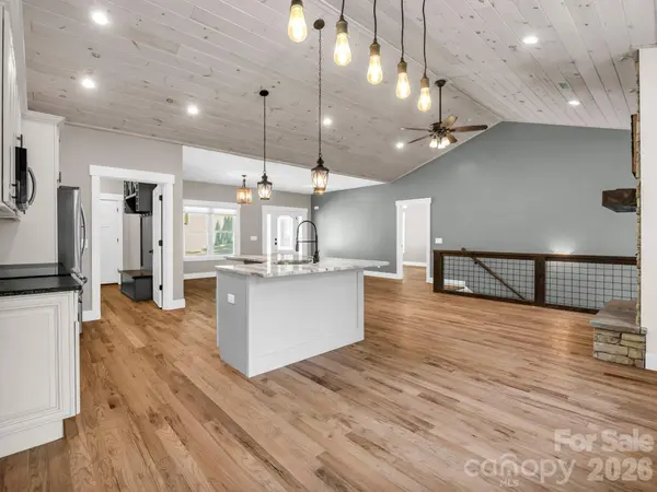 38 Scenic View DR, Hendersonville, NC 28792