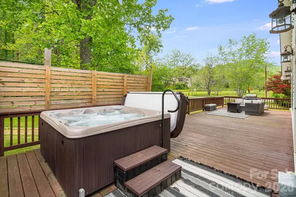101 McFalls RD, Asheville, NC 28805