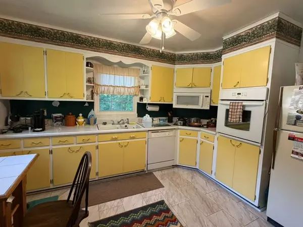 88 Lake Rugby Dr, Hendersonville, NC 28791-8400