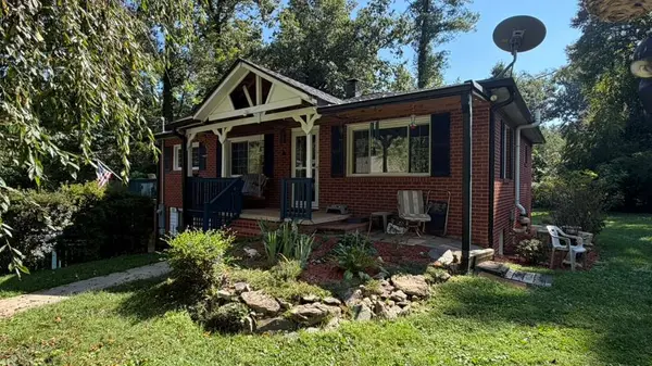 88 Lake Rugby Dr, Hendersonville, NC 28791-8400
