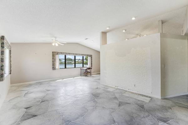 8421 Bonita Isle DR, Lake Worth, FL 33467