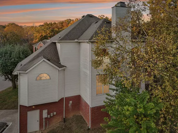 2201 S Ashford Ct, Nashville, TN 37214