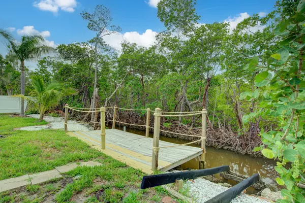 32 Fairview Blvd, Fort Myers Beach, FL 33931-4565