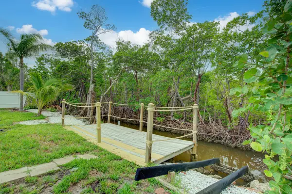 32 Fairview Blvd, Fort Myers Beach, FL 33931-4565