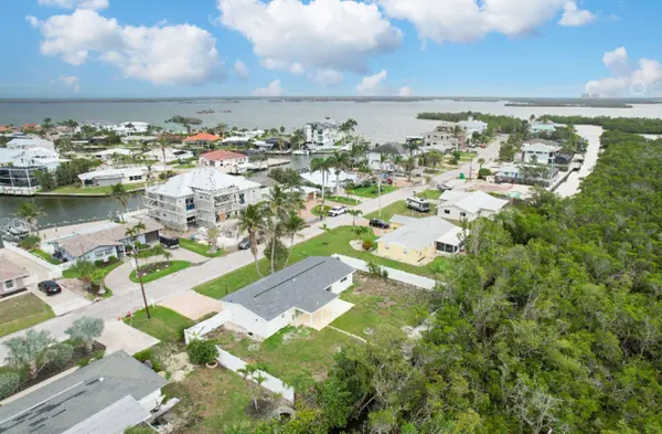 32 Fairview Blvd, Fort Myers Beach, FL 33931-4565