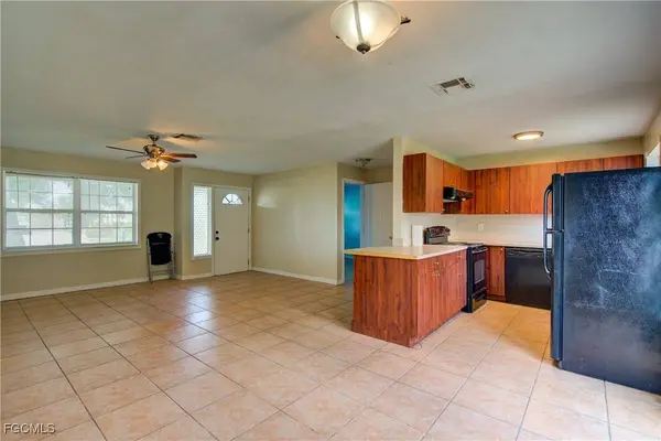 1209 SE 36th ST, Cape Coral, FL 33904