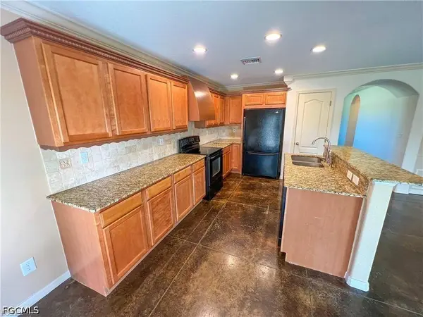 2032 NW 5th ST, Cape Coral, FL 33993