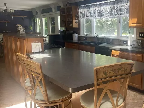 64 Broad St, Rehoboth, MA 02769