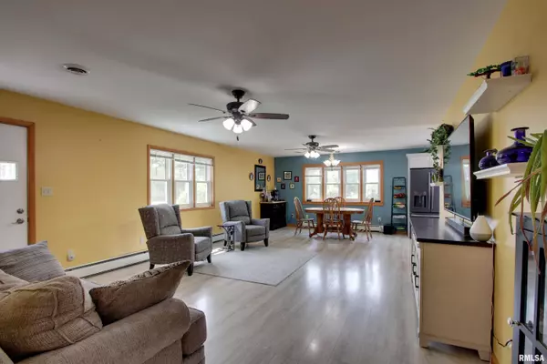 130 S STATE ST, Mendon, IL 62351