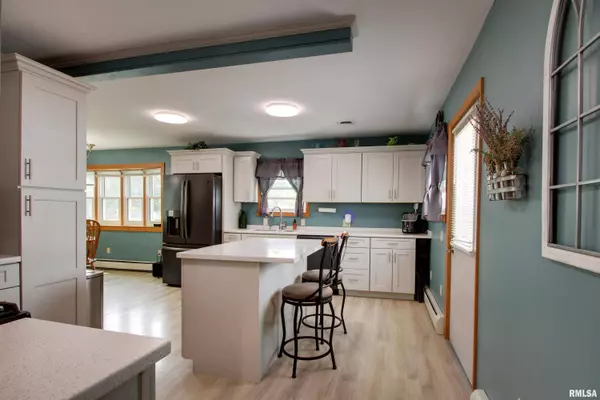 130 S STATE ST, Mendon, IL 62351