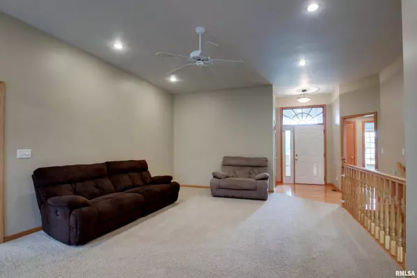 2723 RIDGECREST DR, Quincy, IL 62305