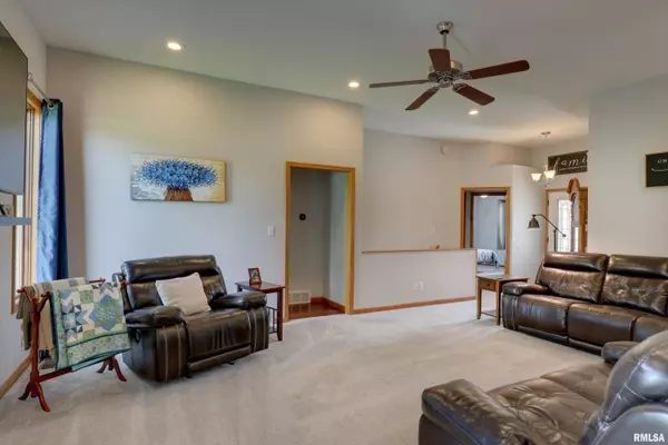 1525 Cadbury RDG, Quincy, IL 62305