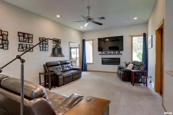 1525 Cadbury RDG, Quincy, IL 62305