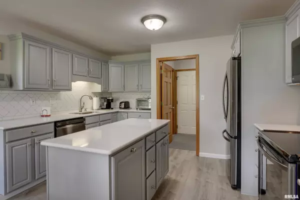 1525 Cadbury RDG, Quincy, IL 62305