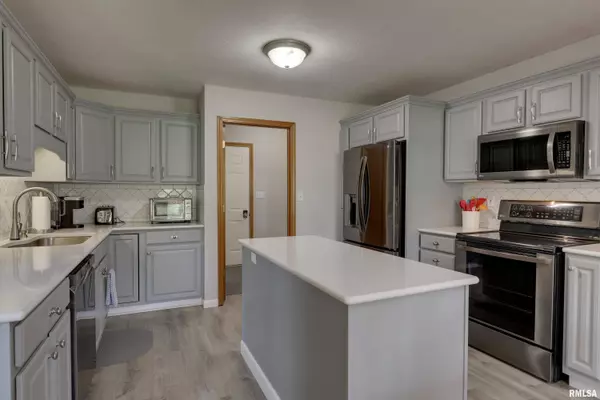 1525 Cadbury RDG, Quincy, IL 62305