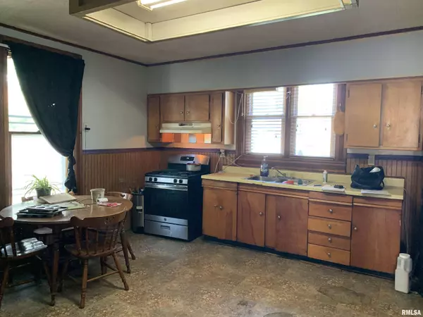 832 N 11TH ST, Quincy, IL 62301