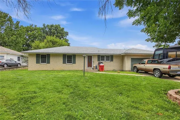 108 SW 20th TER, Oak Grove, MO 64075