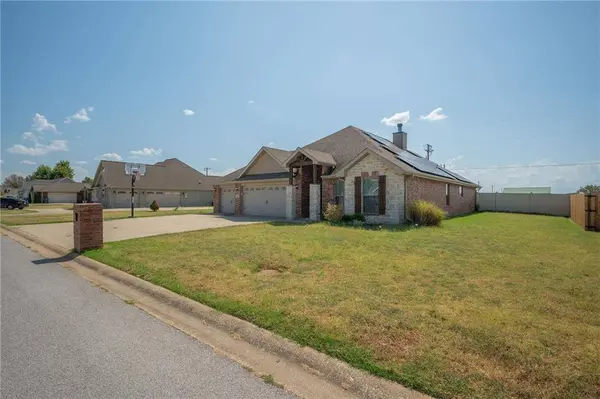 3017 Fairway CIR, Neosho, MO 64850