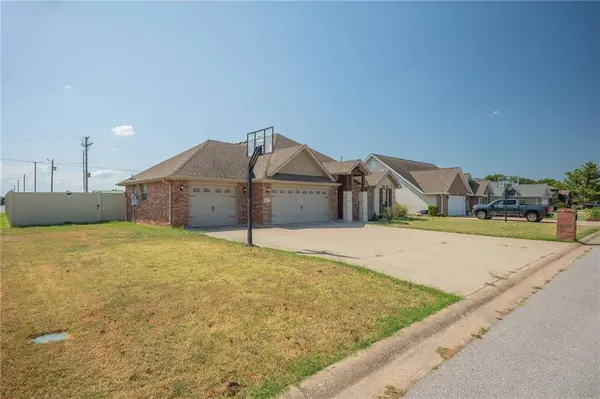 3017 Fairway CIR, Neosho, MO 64850