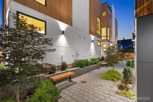 9237 B 16th AVE SW, Seattle, WA 98106