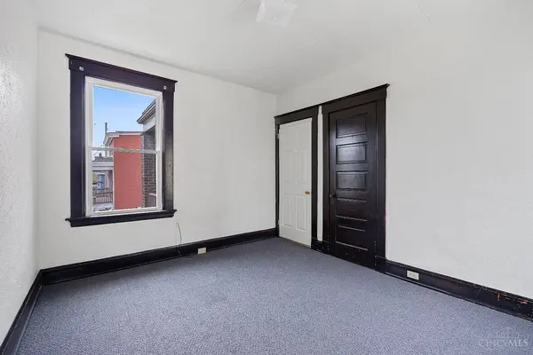 3606 W 8th St, Cincinnati, OH 45205