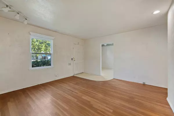 513 W Fountain WAY, Fresno, CA 93705