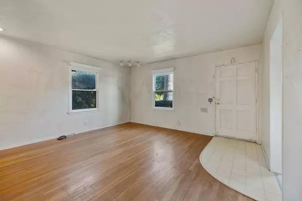 513 W Fountain WAY, Fresno, CA 93705