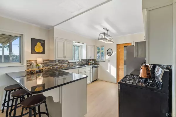 10448 9 1/2 Avenue, Hanford, CA 93230