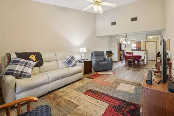 19 COVE LN, Eustis, FL 32726