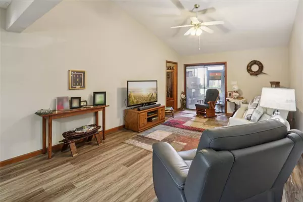 19 COVE LN, Eustis, FL 32726