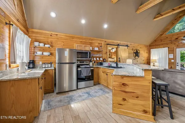 916 Hideaway Hills CIR, Sevierville, TN 37862