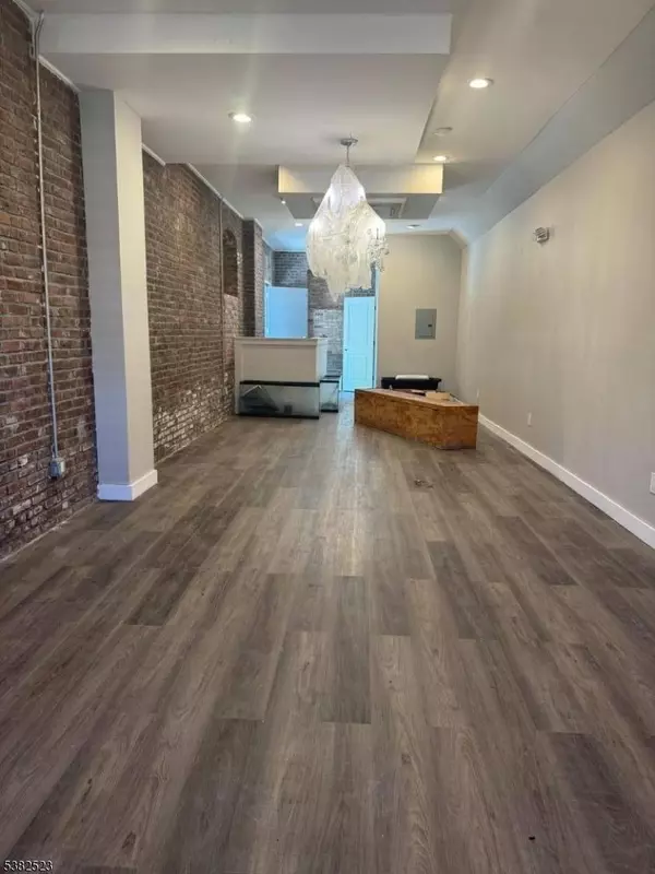 4 Winans St, East Orange City, NJ 07017