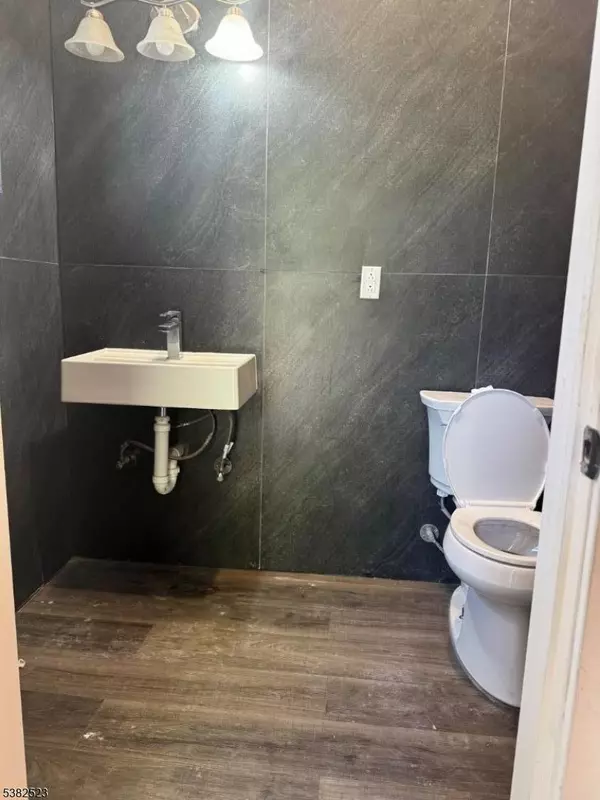 4 Winans St, East Orange City, NJ 07017