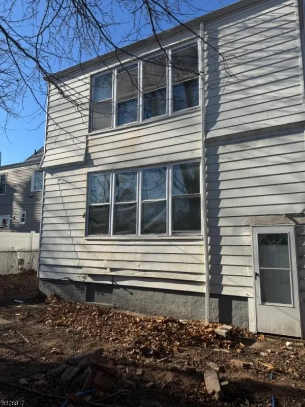 2 Hawthorne Pl, East Orange City, NJ 07018