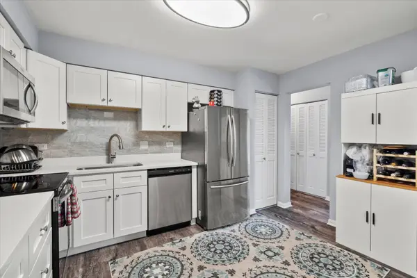 7502 Farmingdale DR #408, Darien, IL 60561