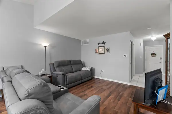 2204 Waterleaf CT #103, Naperville, IL 60564