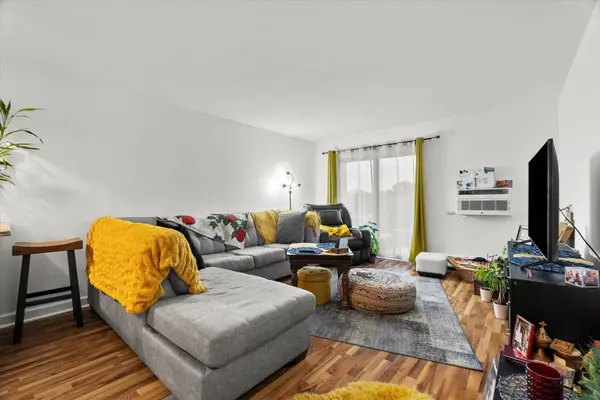 7221 Wolf Road #405B, Indian Head Park, IL 60525