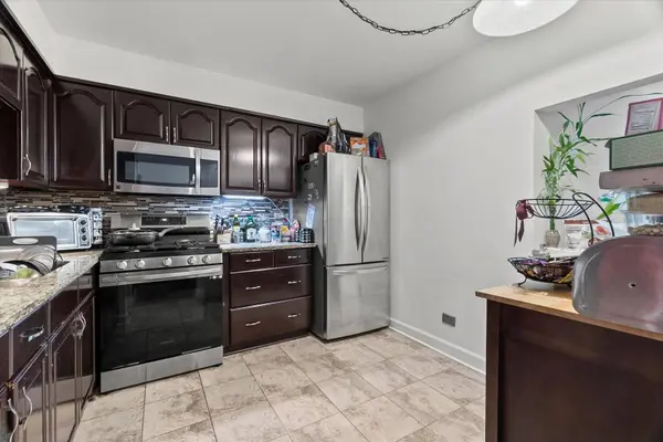 7221 Wolf RD #405B, Indian Head Park, IL 60525