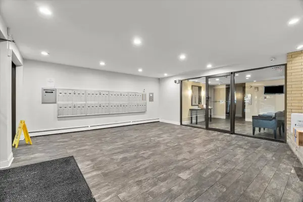 7221 Wolf RD #405B, Indian Head Park, IL 60525