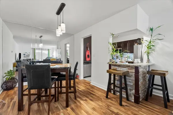 7221 Wolf Road #405B, Indian Head Park, IL 60525