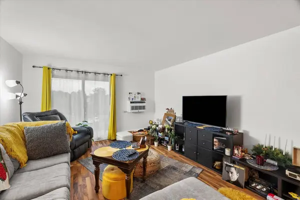 7221 Wolf RD #405B, Indian Head Park, IL 60525