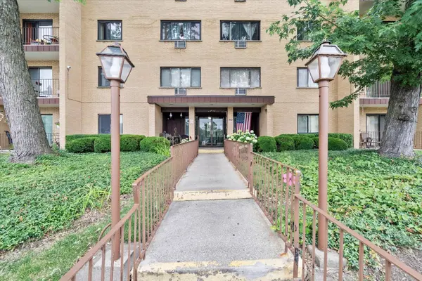 6670 S BRAINARD Avenue #303, Countryside, IL 60525