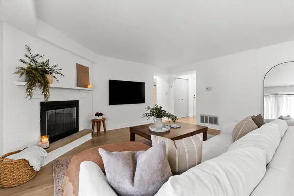 9051 S Roberts RD #310, Hickory Hills, IL 60457