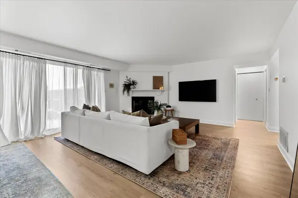 9051 S Roberts RD #310, Hickory Hills, IL 60457