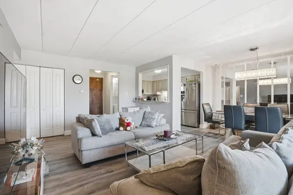 6443 Clarendon Hills RD #402, Willowbrook, IL 60527