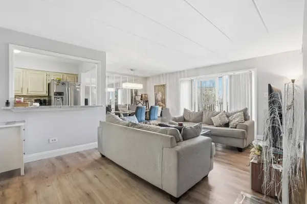 6443 Clarendon Hills Road #402, Willowbrook, IL 60527