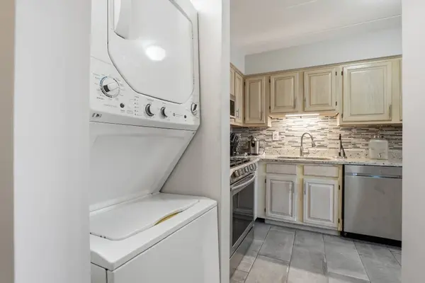 6443 Clarendon Hills RD #402, Willowbrook, IL 60527