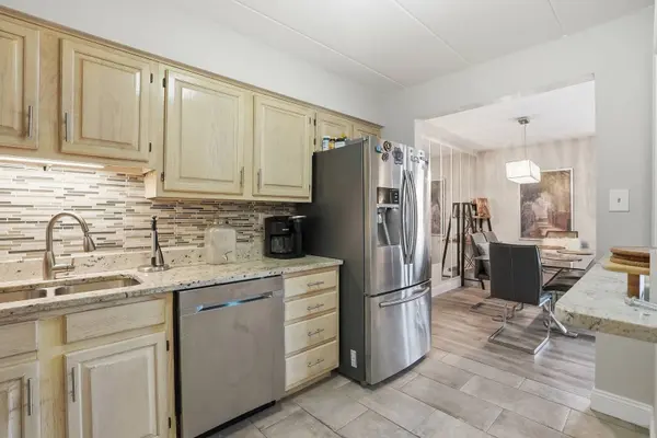 6443 Clarendon Hills RD #402, Willowbrook, IL 60527