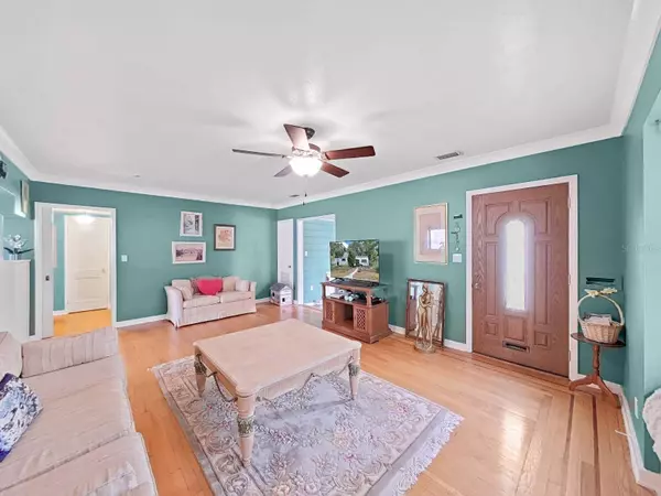 235 38TH ST S, St Petersburg, FL 33704