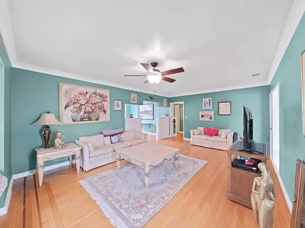 235 38TH ST S, St Petersburg, FL 33704